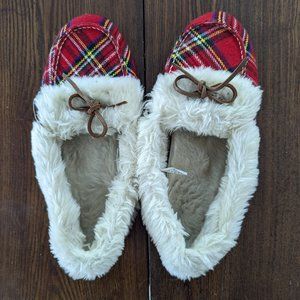 Cozy Vionic Juniper Red Plaid Furry Moccasin Slippers Slip On